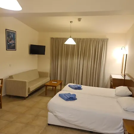 尼斯娜酒店及简易别墅 3* 圣纳帕