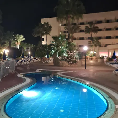 尼斯娜酒店及简易别墅 3* 圣纳帕